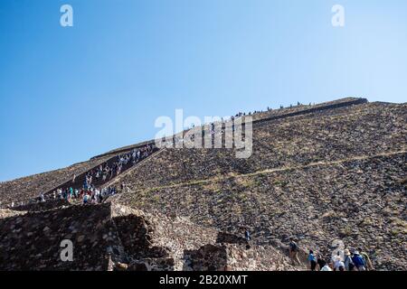 2019-11-25 Teotihuacan, Mexiko. Blick von unten nach oben auf die Pyramide der Sonne, Touristen klettern auf die steilen Stufen. Stockfoto