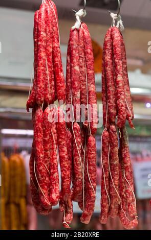 Stockfoto von typischen getrockneten Würstchen Spaniens, die in einem Marktstall hängen Stockfoto