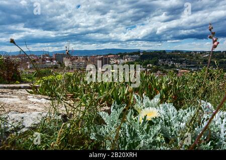 Blick auf den modernen Teil der Stadt Tarragona, Spanien, von den alten römischen Mauern. Stockfoto