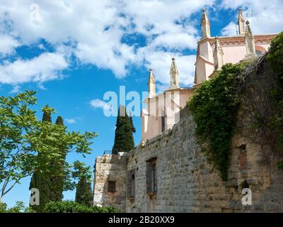 Tarragona, SPANIEN - 12. MAI 2017: Blick auf die archäologische Promenade der alten römischen Mauern der Stadt Tarragona, Spanien. Stockfoto