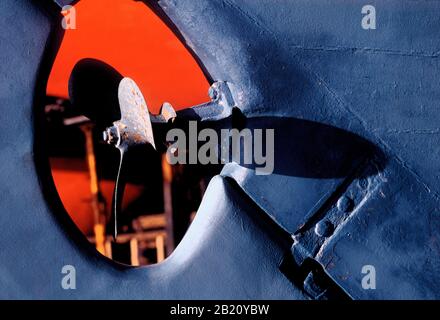 Nahansicht eines Propellers und Ruders auf einer Segelyacht im Trockendock Stockfoto