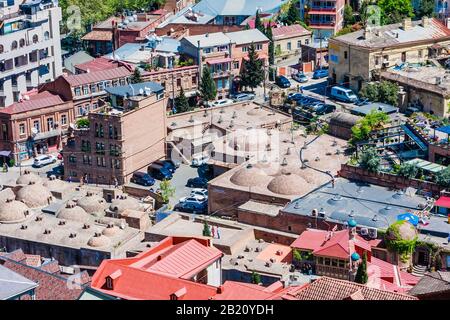 Blick auf die Altstadt von Tiflis und die Schwefelbäder von einer Höhe. Georgien Stockfoto