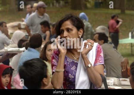 Austin, Texas 12. November 2005: Pakistanische Frau in traditioneller Kleidung spricht am Ende des Ramadan (Eid) Festivals für die muslimische Gemeinschaft in Zentral-Texas am Handy. Die Veranstaltung zeigt Essen, Tanz und Feste der muslimischen Welt. ©Bob Daemmrich Stockfoto