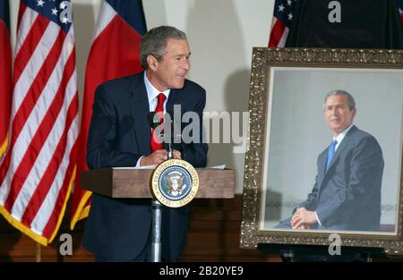 4. Januar 2002, Austin, Texas: US-Präsident George Bush kehrt zum Texas Capitol Freitag zurück, um sein offizielles Porträt während seiner Regierungszeit von Texas von 1995 bis 2000 zu enthüllen. Das Porträt, von Künstler Scott Gentling, wurde im vergangenen Jahr in Auftrag gegeben und wird in der Rotunde des Texas Capitol hängen. ©Bob Daemmrich Stockfoto