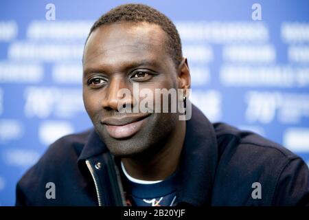 Berlin, Deutschland. Februar 2020. 70. Berlinale, Pressekonferenz, Sondergala der Berlinale, "Polizei" (Nachtschicht): Omar Sy, Schauspieler. Das Internationale Filmfestival findet vom 20.02. Bis 01.03.2020 statt. Credit: Christoph Soeder / dpa / Alamy Live News Stockfoto