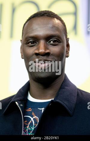 Berlin, Deutschland. Februar 2020. 70. Berlinale, Pressekonferenz, Sondergala der Berlinale, "Polizei" (Nachtschicht): Omar Sy, Schauspieler. Das Internationale Filmfestival findet vom 20.02. Bis 01.03.2020 statt. Credit: Christoph Soeder / dpa / Alamy Live News Stockfoto