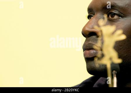 Berlin, Deutschland. Februar 2020. 70. Berlinale, Pressekonferenz, Sondergala der Berlinale, "Polizei" (Nachtschicht): Omar Sy, Schauspieler. Das Internationale Filmfestival findet vom 20.02. Bis 01.03.2020 statt. Credit: Christoph Soeder / dpa / Alamy Live News Stockfoto