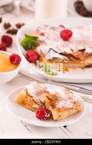 Bougatsa - griechische Blätterteig mit Sahne. Stockfoto