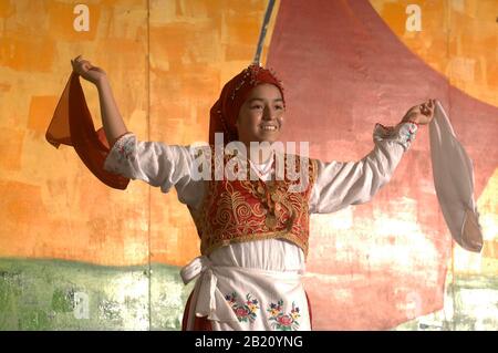 Austin, Texas 12. November 2005: Türkische Tänzerin tritt am Ende des Ramadan (Eid) Festivals für die muslimische Gemeinschaft in Zentral-Texas auf, das alle Glaubensrichtungen zu einem Treffen begrüßt, das Essen, Tanz und Feste der muslimischen Welt präsentiert. ©Bob Daemmrich Stockfoto