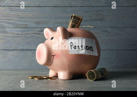 Schweinebank und Geld vor Holzhintergrund, Nahaufnahme Stockfoto