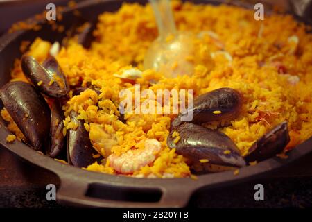 Typisch spanische Paella mit gelbem Reis und Meeresfrüchten Stockfoto