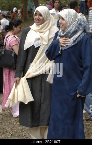 Austin, Texas 12. November 2005: Muslimische pakistanische Frauen am Ende des Ramadan (Eid) Festivals für die muslimische Gemeinschaft in Zentral-Texas. Die Veranstaltung zeigt Essen, Tanz und Feste der muslimischen Welt. ©Bob Daemmrich Stockfoto