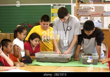 Feb. 17 2005, Austin Texas: Hispanische Schüler machen Schlammkuchen, um Objekte für ein Wissenschaftsprojekt im Rahmen eines 4H-geförderten Wissenschaftsprogramms für 4th- und 5th-Schüler zu "versteinern". ©Bob Daemmrich Stockfoto