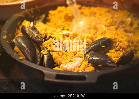 Typisch spanische Paella mit gelbem Reis und Meeresfrüchten Stockfoto