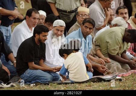 Austin, Texas: 12. November 2005: Männer versammeln sich zum nachmittäglichen ASR-Gebet am Ende des Ramadan (Eid) Festivals, wo die muslimische Gemeinschaft in Zentral-Texas alle Glaubensrichtungen zu einem Treffen begrüßt, das Essen, Tanz und Feste der muslimischen Welt präsentiert. ©Bob Daemmrich Stockfoto