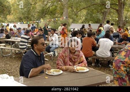 Austin, Texas 12. November 2005: Ende des Ramadan (Eid) Festival für die muslimische Gemeinschaft in Zentral-Texas mit Essen, Tanz und Festlichkeiten der muslimischen Welt, gesponsert vom Forum of Moslems for Unity (FMU) in Zentral-Texas. ©Bob Daemmrich Stockfoto