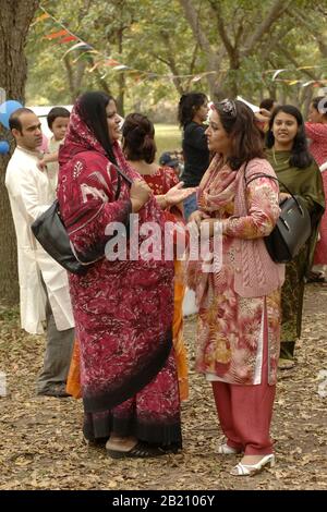 Austin, Texas 12. November 2005: Muslimische pakistanische Frauen am Ende des Ramadan (Eid) Festivals für die muslimische Gemeinschaft in Zentral-Texas. Die Veranstaltung zeigt Essen, Tanz und Feste der muslimischen Welt. ©Bob Daemmrich Stockfoto