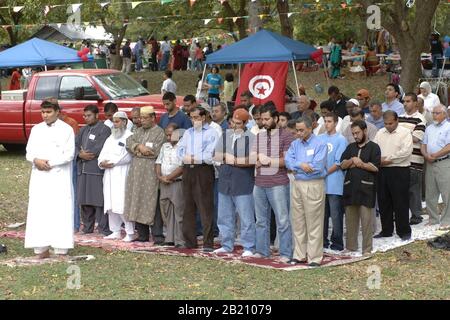 Austin, Texas 12. November 2005: Mittags muslimische Zuhr Gebete am Ende des Ramadan (Eid) Festivals für die muslimische Gemeinschaft in Zentral-Texas. Die Veranstaltung zeigt Essen, Tanz und Feste der muslimischen Welt. ©Bob Daemmrich Stockfoto