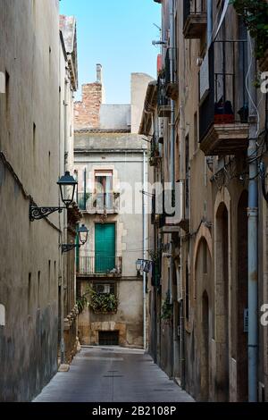 Tarragona, SPANIEN - 12. MAI 2017: Balkone und malerische Altbauten in der antiken Stadt Tarragona. Stockfoto