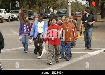 Austin, Texas November, 2005; Schüler der Mittelschule der sechsten Klasse überqueren die Straße während eines Ausflugs zum Campus der Universität von Texas. ©Bob Daemmrich Stockfoto