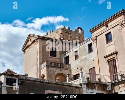 Tarragona, SPANIEN - 12. MAI 2017: Blick auf die malerische Architektur auf den Straßen von Tarragona. Stockfoto