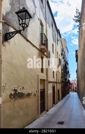 Tarragona, SPANIEN - 12. MAI 2017: Blick in Gasse, malerische Gebäude in Tarragona. Stockfoto