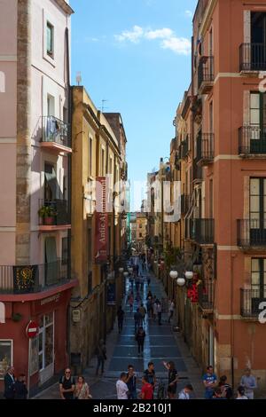 Tarragona, SPANIEN - 12. MAI 2017: Blick auf die enge Straße mit malerischen Gebäuden vor der Kathedrale von Tarragona. Stockfoto