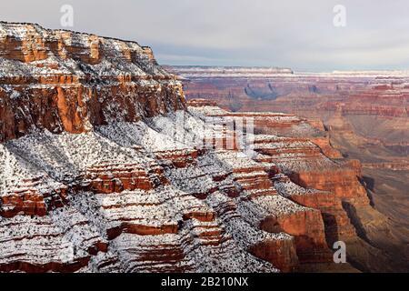 Morgensonne am Südrand des Grand Canyon mit dem Nordrand im Hintergrund Stockfoto