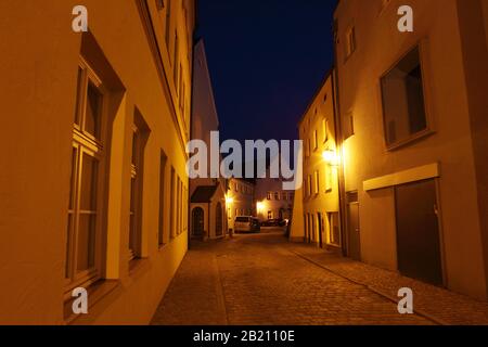 Blaue Stunde in Neuoetting, historische Altstadt, Gasse, Gasse, Gasse, Oberbayern, Bayern, Deutschland Stockfoto