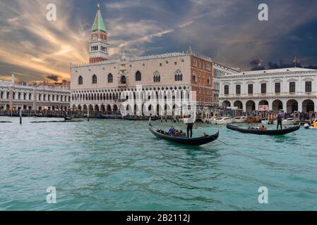 Marcusplatz mit Campanile und dem Palazzo Ducale, vor der Gondel mit Touristen auf dem Canal Grande, Venedig, Ventien, Italien Stockfoto