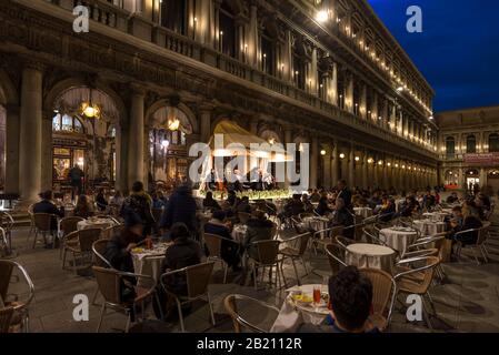 Musikorchester vor dem historischen Café Florian am Markusplatz am Abend, Venedig, Venetien, Italien Stockfoto