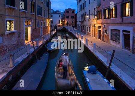 Gondeln am Abend in einem Seitenkanal im Bezirk Dorsoduro, Venedig, Italien Stockfoto