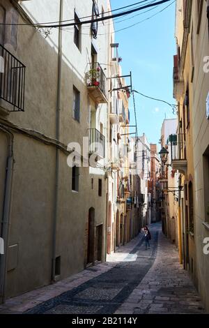 Tarragona, SPANIEN - 12. MAI 2017: Blick auf die schöne enge Gasse mit malerischen Gebäuden in Tarragona. Stockfoto