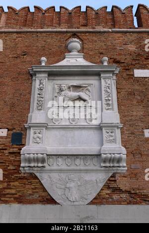 Reliefbild der Stadt Venedig des Markuslöwen, an der Wand des Arsenals, der Waffenschmiede, Venedigs, Venetiens, Italiens Stockfoto