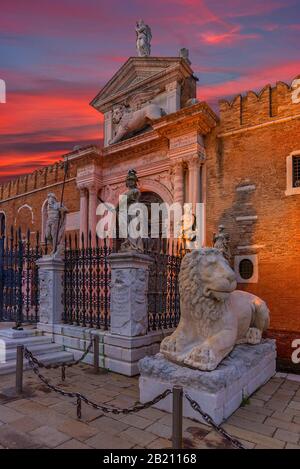Renaissance-Eingangsportal des Arsenals, roter Abendhimmel, Venedig, Venetien, Italien Stockfoto