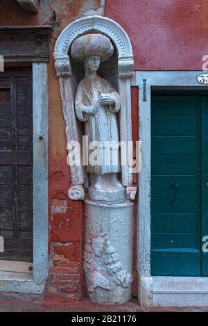 Marmorstatue einer Kaufmannsfamilie aus dem 13./14. Jahrhundert, Campo dei Mori im Bezirk Cannaregio, Venedig, Venetien, Italien Stockfoto