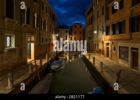Ruhige Abendstimmung mit Kanal im Bezirk Dorsoduro, Venedig, Venetien, Italien Stockfoto