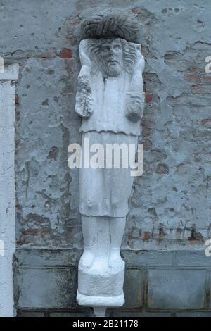 Marmorstatue einer Kaufmannsfamilie aus dem 13./14. Jahrhundert, Campo dei Mori im Bezirk Cannaregio, Venedig, Venetien, im Bezirk von Stockfoto