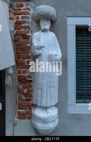 Marmorstatue einer Kaufmannsfamilie aus dem 13./14. Jahrhundert, Campo dei Mori im Bezirk Cannaregio, Venedig, Venetien, im Bezirk von Stockfoto