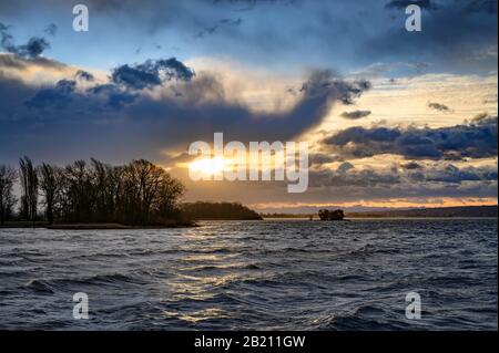 Wolkenbildung bei Sonnenaufgang über dem Bodensee, Radolfzell, Landkreis Konstanz, Baden-Württemberg, Deutschland Stockfoto