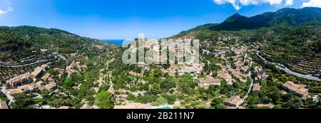 Luftaufnahme, Bergdorf Deia, Region Serra de Tramuntana, Mallorca, Balearen, Spanien Stockfoto