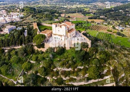 Luftbilder, Arta mit Pfarrkirche Transfiguracio del Senyor und Kloster Santuari de Sant Salvador am Kalvarienberg, Mallorca, Balearen Stockfoto