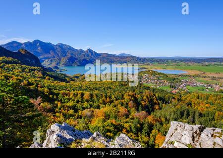 Kochelsee mit Dukedom und Heimatgarten, Kochel am See, Blick aus Stutzenstein, Blaues Land, Oberbayern, Bayern, Deutschland Stockfoto