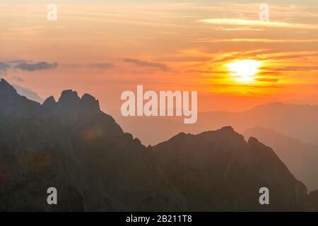 Sonnenuntergang, Sonnenuntergang über Berggipfel, Gosaukamm, Salzkammergut, Oberösterreich, Österreich Stockfoto