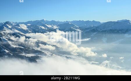 Blick von der hohen Salve ins Windautal, Bergpanorama im Winter, trübes Tal, Skigebiet SkiWelt Wilder Kaiser Brixental, Brixen im Thale Stockfoto