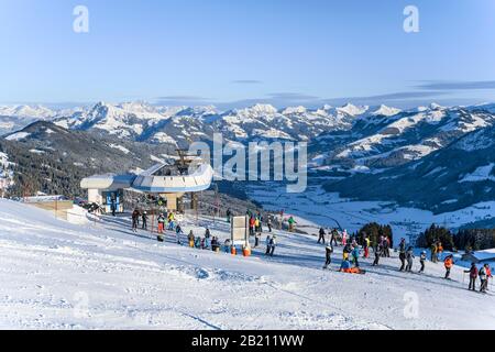 Skifahrer im Kaelbersalven Lift, Sessellift im Skigebiet SkiWelt Wilder Kaiser Brixental, Brixen im Thale, Tyrol, Österreich Stockfoto