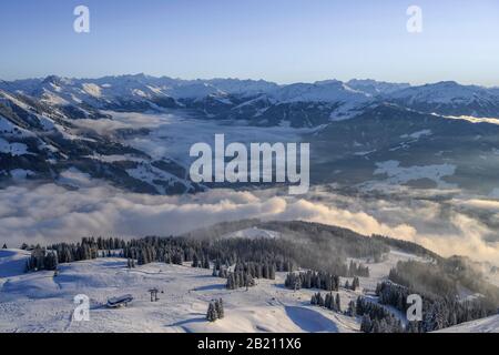 Blick auf das Windautal, Bergpanorama im Winter, Wolkendecke im Tal, Skigebiet SkiWelt Wilder Kaiser Brixental, Brixen im Thale, Tyrol Stockfoto