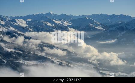 Blick von der hohen Salve ins Windautal, Bergpanorama im Winter, trübes Tal, Skigebiet SkiWelt Wilder Kaiser Brixental, Brixen im Thale Stockfoto