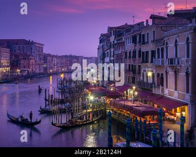 Blick von der Rialtobrücke auf den Canal Grande mit Gondelbahn bei Sonnenuntergang, Venedig, Italien Stockfoto