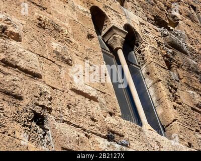 Tarragona, SPANIEN - 12. MAI 2017: Fensterverschlüsse des Praetoriumsturms in Tarragona. Stockfoto